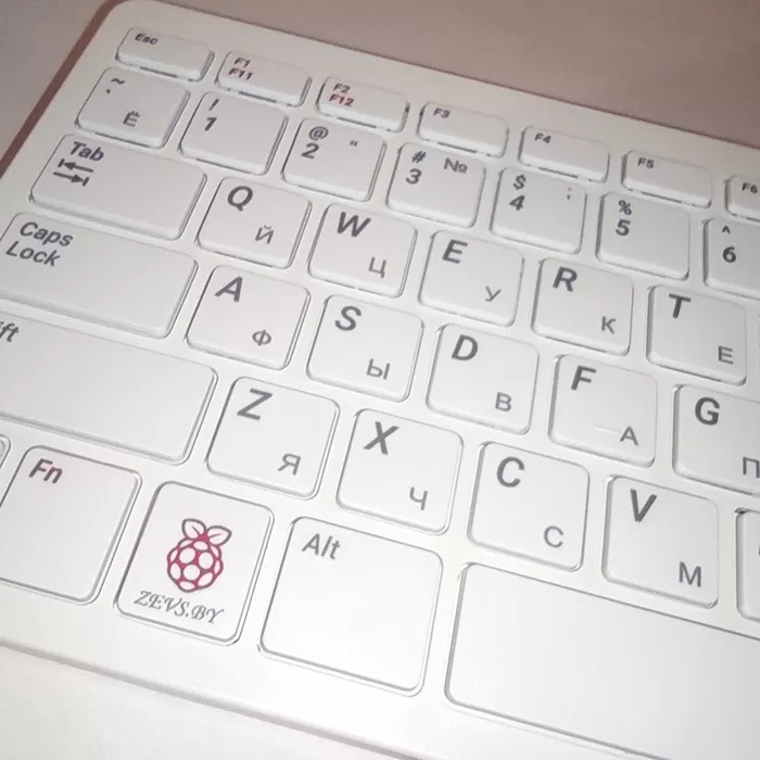 Официальная клавиатура Raspberry Pi красно-белая (руссифицированная) - фото3