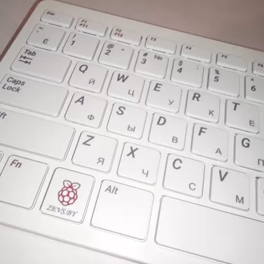Официальная клавиатура Raspberry Pi красно-белая (руссифицированная)- фото3